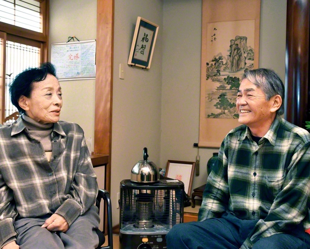 仲睦まじい甲斐さん㊨と妻・みどりさん