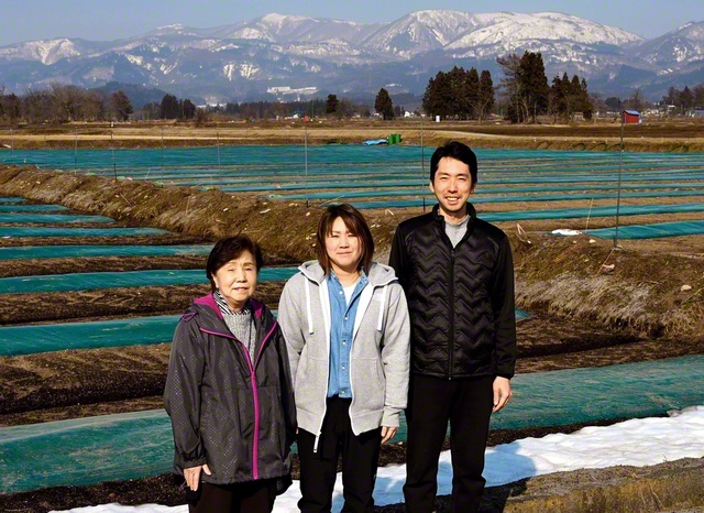 海老原さん㊨と多田さん㊥、みどりさんが雪が残る畑の前で。農作業後に近くの温泉に漬かるのが至福の時だ