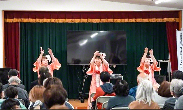 新川支部の集い。病魔と闘いながら、フラダンスグループとして出演した同志の姿も（大分市で）