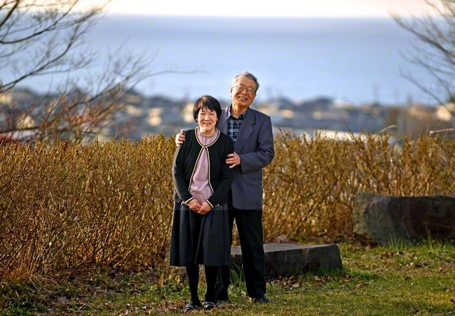 肩を寄せ合い45年。にかほの空の下、「よんちゃん」「てっくん」と呼び合う二人の“夫婦漫才”が地域に元気を届けている（左から好美さん、哲也さん）