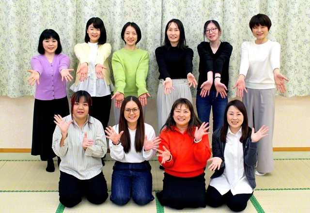 【見沼太陽区見沼共戦本部】麗しいスクラムで前進する見沼共戦本部の女性部。ヤング白ゆり世代の創春リーダーらがカメラに（3月、見沼文化会館で）