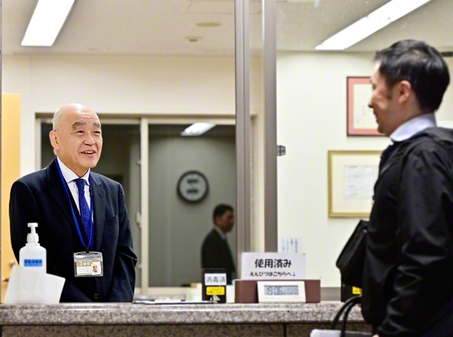 王城会の任務に当たる小川さん㊧。職場では今月、代表取締役社長に就任するなど、社会でも信頼を広げる