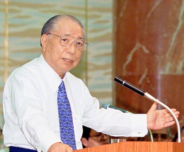 第1回第2総東京総会でスピーチする池田大作先生（1999年7月28日、東京牧口記念会館で）