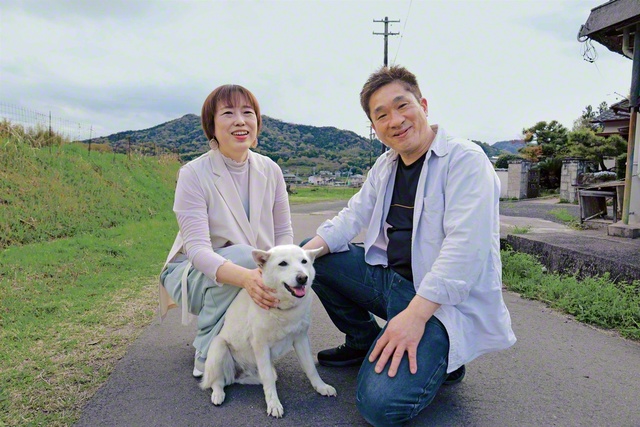 告吉さん㊨と美香さんが愛犬ココちゃんと