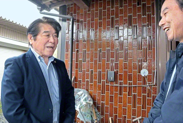 青年部時代から互いをよく知る水口さん㊧と渡辺さん。昔話にも花が咲いた（4日、大垣市内で）