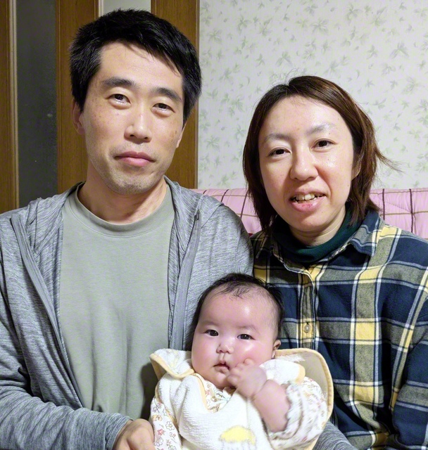 新潟・東圏の阿部行倫さん㊧と由紀子さん㊨夫妻は、5年間にわたる不妊治療の末、昨年12月、待望の長女が元気な産声を。生後100日を迎えたお祝いにパシャ！（3月20日、金子世津子通信員）