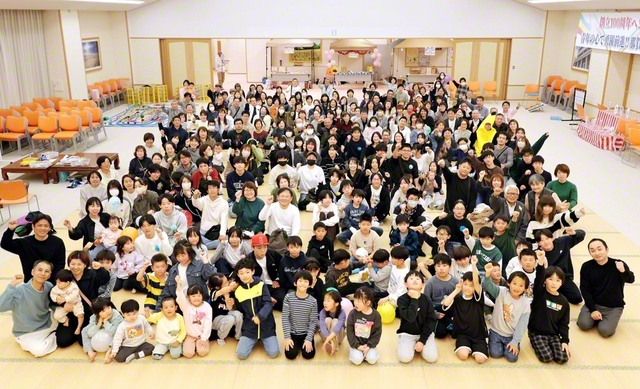 未来部員や家族、各部の友の笑顔がはじけた“春フェス”。参加者が記念のカメラに納まった（3月28日、紀の川文化会館で）