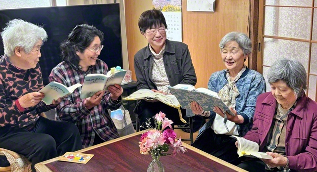 御書を学び合う中西支部の友。上浜さん（右から2人目）を含め、4人が初めて御書を読了した