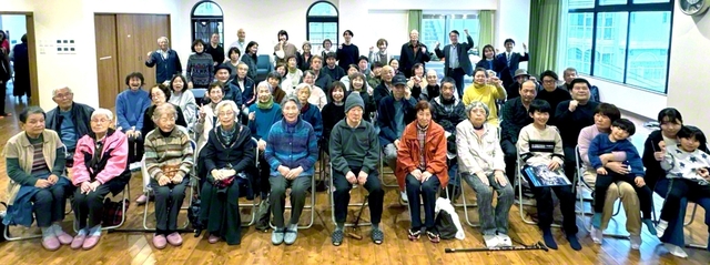 大浦支部の“ファミフェス”では、参加者全員で記念のカメラに納まった（長崎市で）