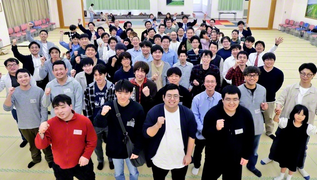 島根総県男子部大会は、男子部大学校の卒校式を兼ねて開かれた。ディスカッションやアトラクションで交流。藤田中国男子部大学校事務局長が励ました（12日、出雲文化会館で）