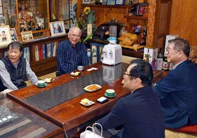 龍郷町の竹田町長（左から2人目）と懇談する萩本代表理事（右端）。語らいは地域の振興などにも及んだ（4日、龍郷町で）