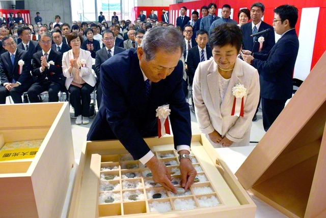 新「五島会館」の定礎式では、五島大光圏の肥村圏長㊧、神﨑同女性部長が同圏の石を定礎箱へ（五島市で）