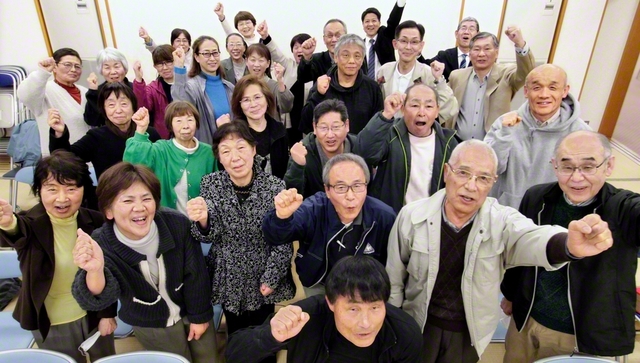 江津本部のリーダーたちは、勢いよく広布拡大に走る（3月24日、江津文化会館で）