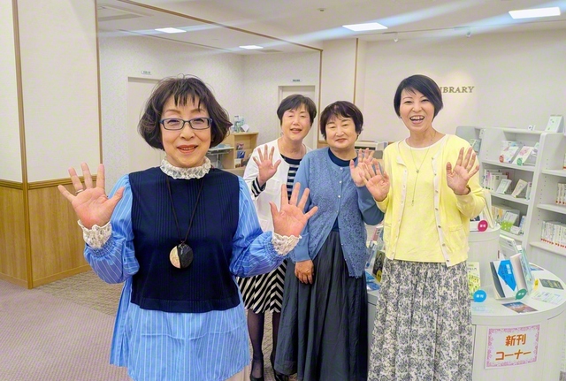 励まし合う女性部の仲間と宮崎さん（左端）