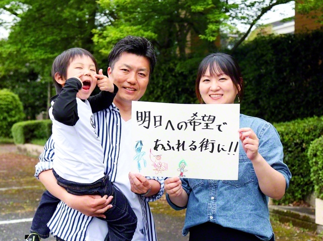 右から妻の優子さん、西島さん、長男。思わず笑みがこぼれる家族の似顔絵は長男作