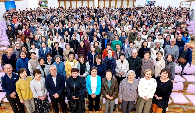 対話拡大への決意を込め、最後に力強く勝ち鬨を上げた愛媛文化会館の集い（10日昼）