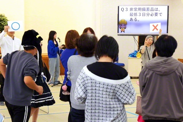 「会館ウェルカムDAY」の一幕。未来っ子が「防災クイズ」を出題（12日、十和田文化会館で）
