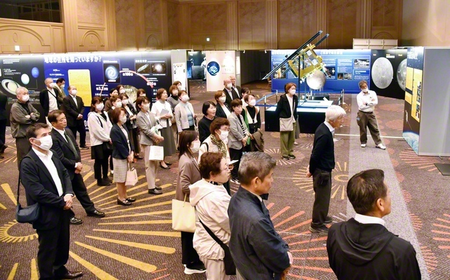 壮大な宇宙のロマンに思いをはせる来場者（14日、シーガイアコンベンションセンターで）