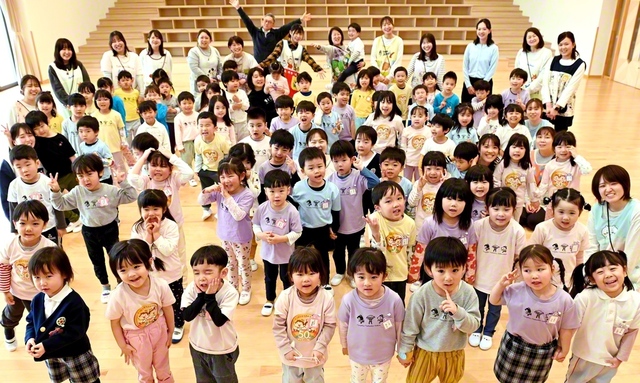 新年度の始業式で年中・年長の“太陽の子”が笑顔で（7日、札幌創価幼稚園で）