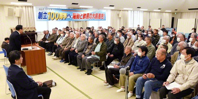 近年、最多の結集を達成した勤行会。誓い新たに学会歌を合唱した（3月29日）