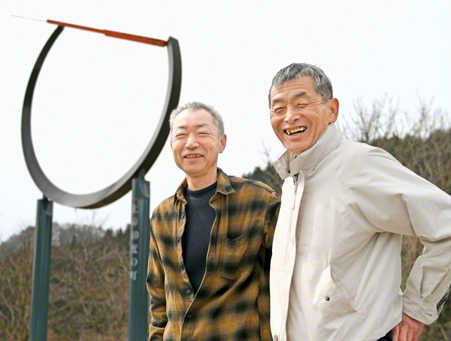 かつて池田先生は「東北方面が位置する北緯四〇度を中心とした地域は、世界的にも、文明の中心地を包む、いわば『文明のベルト地帯』である」と語った。その誇りを胸に広布に進む片岡さん㊧が“広布の兄貴”である新屋さんと北緯40度のモニュメントの前で