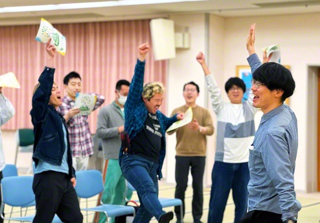 演目の練習を全力で楽しむ泉総区男子部の友（18日、泉文化会館で）