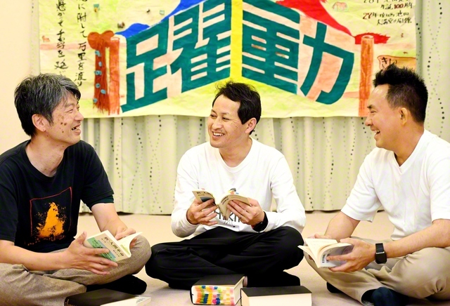 ヤング壮年部の松尾伸一さん㊧、大川内拓さん㊥、中川一哉さんが中心になって「誉れの大学校」の研さん内容を討議