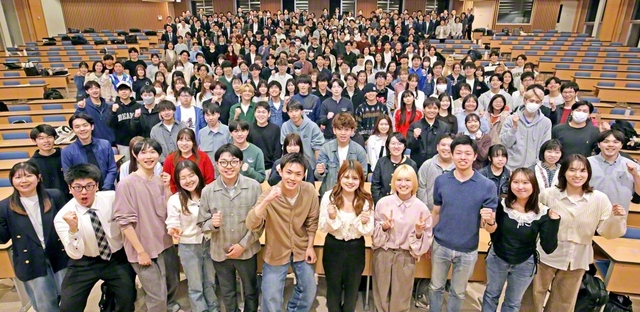 創価大学・創価女子短期大学に学ぶ、東京（23区）出身メンバーが対象の「東京学生部員大会」が16日、創価大学で。竹内東京長、坂本東京女性部長、磯田東京学生部長が激励した（詳報は電子版「地方発」で配信中です）