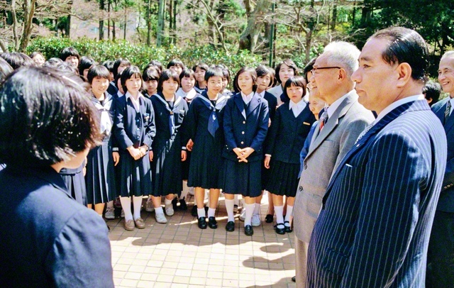 1980年4月5日、池田先生は中国作家代表団の巴金氏、謝冰心氏ら一行を静岡研修道場で歓迎。研修で来ていた女子中等部のメンバーが合唱を披露した