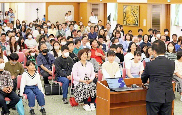 「みんなでつながろう！　未来へつなげよう！」をテーマに開催された「きぼうフェスタ」（岐阜文化会館で）