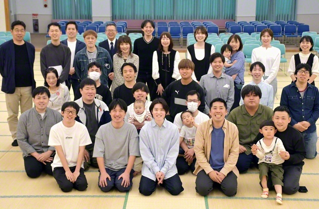 高槻栄光県の「青年ファミリー座談会」が12日、高槻文化会館で。レクリエーションの後、矢野純史さんが活動報告し、白方関西男子部書記長が励ました