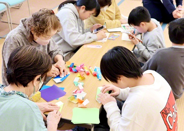 【沼田県】スタンプラリーの後、折り紙やお絵描きに熱中する未来っ子たち（5日、沼田文化会館で）