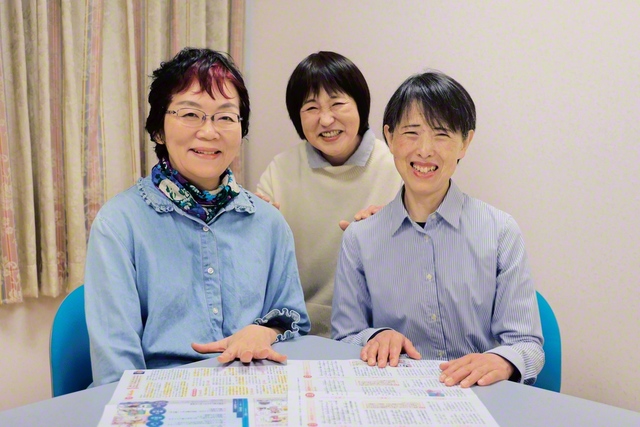 仲むつまじい木村さん㊧と田中さん㊨と岩田さんが笑顔で