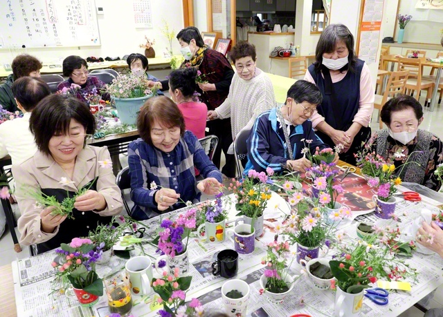 【女性部総会】香里園大城圏・友輝地区（栗本ふみ代地区女性部長）では、グループ長の中﨑活子さんらが中心となり、友人と共に、フラワーアレンジメントを楽しんだ（15日、寝屋川市内で）