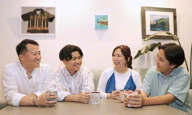 左から父・伸吾さん、松崎さん、母・貴子さん、弟
