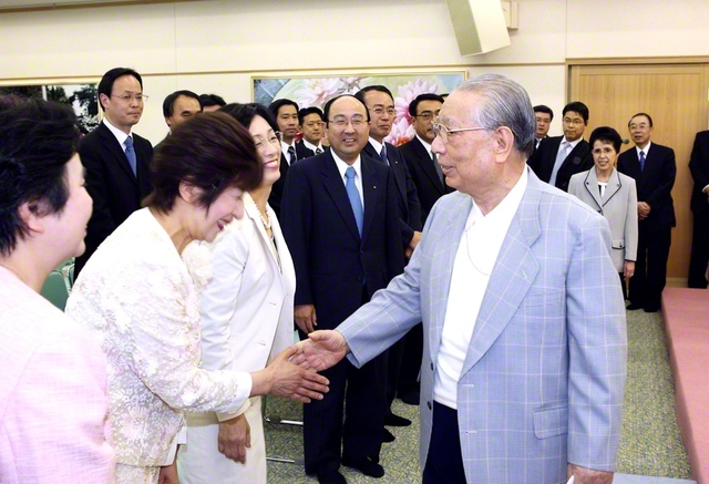 「偉大なる常勝埼玉、万歳！」「埼玉の全同志の皆さまにくれぐれも、よろしく」――初訪問した埼玉池田研修道場で、心から友をたたえ、励ましを送る池田先生（2007年5月8日）