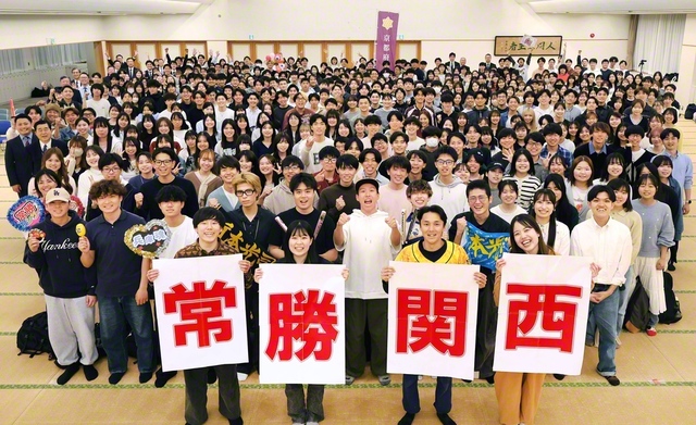 集いでは、森和輝さんと乾あかねさんらが関西7府県の魅力をアピールした（4月16日、松風センターで）
