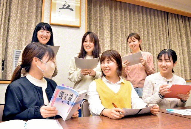 長崎女性平和委員会ユース会議の森総合議長、大川議長、田中副議長（前列左から）