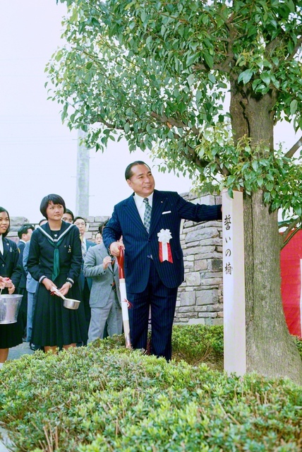 1976年5月、池田先生は関西戸田記念講堂で開催された未来部の勤行会に出席。終了後、代表と記念植樹に臨んだ
