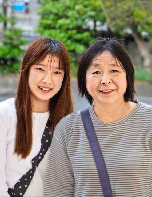 橋本さん㊨と次女・華依さん