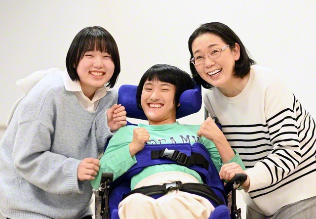 右から母・美佳さん、次女、長女
