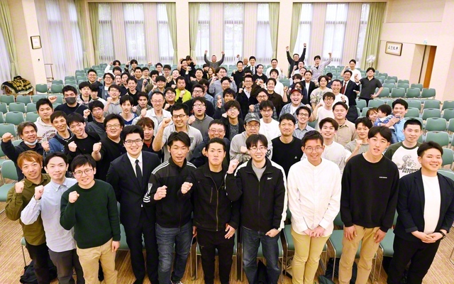 新時代の折伏大行進を！――広布拡大への決意があふれた佐賀男子部の友（佐賀文化会館で）