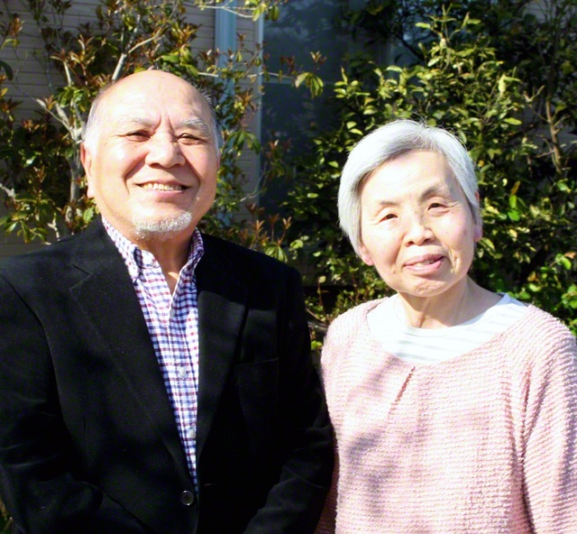 本間さん㊧と妻・末子さん