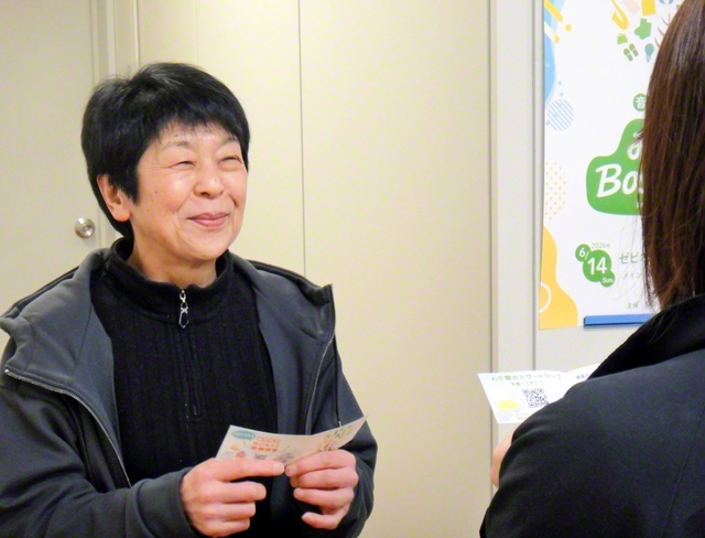 友と語らう渋谷さん㊧