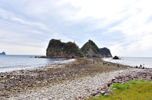 海に幻の道が現れる西伊豆町・堂ケ島。春から秋にかけ、干潮時だけ、手前の伝兵衛島まで渡ることができる。この「トンボロ現象」は全国的にも珍しく、静岡県の天然記念物に登録されている（4月21日、藤野藤勲通信員）