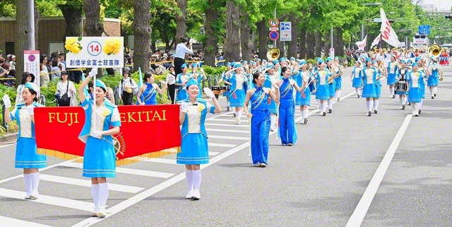神奈川文化会館前で観衆に手を振るメンバー（3日）