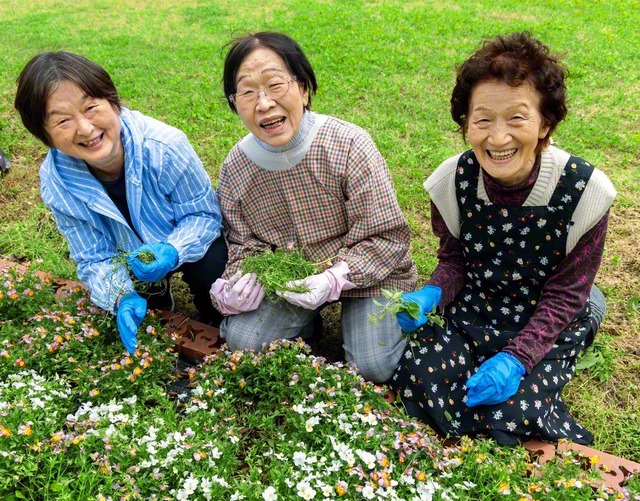 老人クラブの仲間と、花壇を手入れする兵頭さん㊥