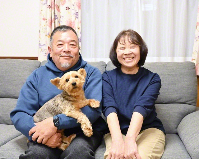松田さん㊨と夫・孝之さんが笑顔で。家庭でも広布の語らいは尽きない