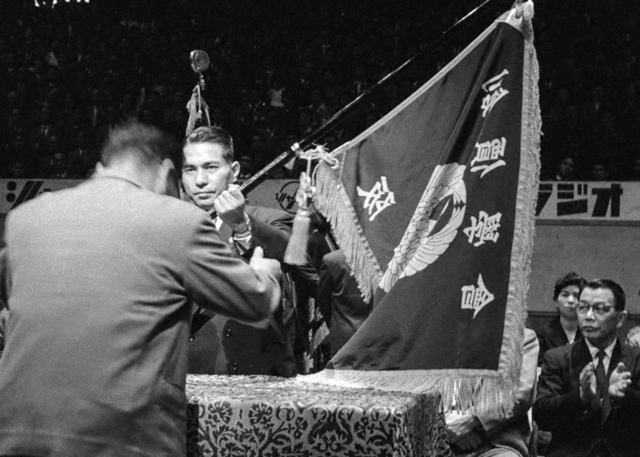 1960年5月8日、大阪府立体育会館での関西総支部幹部会に出席し、支部旗を授与する池田先生