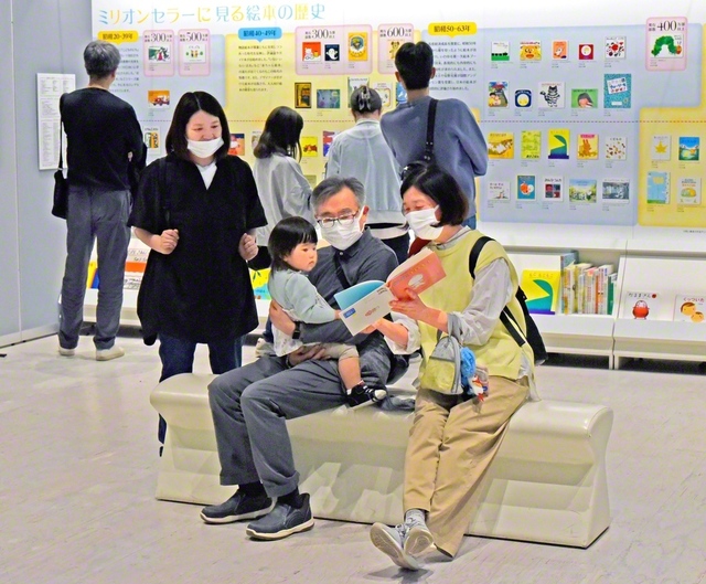 会場には家族連れも多く訪れ、各所で絵本を読む姿が（2日、せんだいメディアテークで）